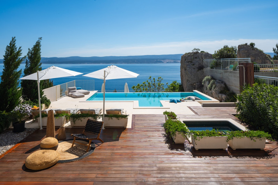 Villa Agata is situated in the village of Lokva Rogoznica, within a distance of 600 meters from a picturesque pebble beach with a crystal-clear sea