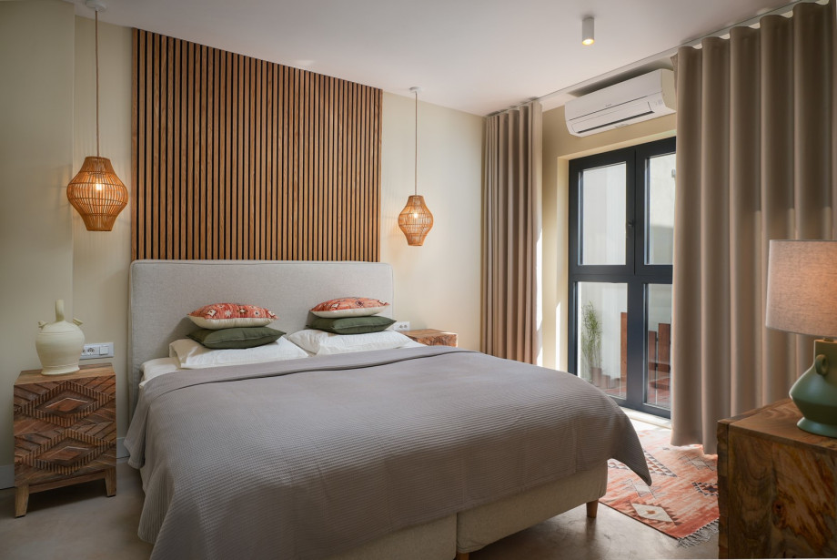 Bedroom NO3 on the east side of the first floor has a king-size bed that measures 180 cm by 200 cm