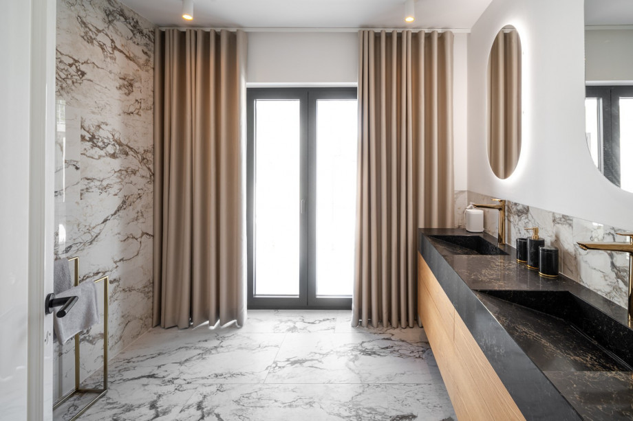 The large family bathroom, featuring a walk-in shower, two sinks, and a toilet, is used by bedrooms NO3 and NO4