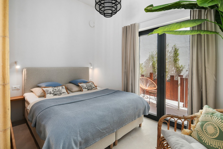 There is also a fifth king-size bed measuring 180 cm by 200 cm, an en suite bathroom with a shower, and an east-facing terrace