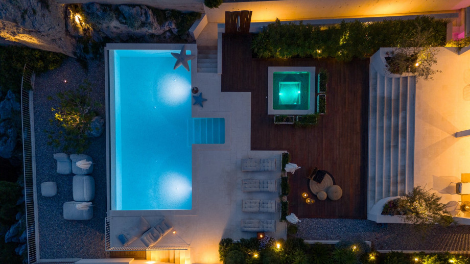 The interior is spread over two levels, with an additional room - a traditionally decorated fun zone that offers a wine selection