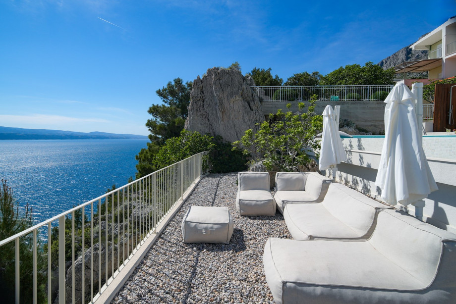 A lounge corner for relaxing and sunbathing with amazing sea views