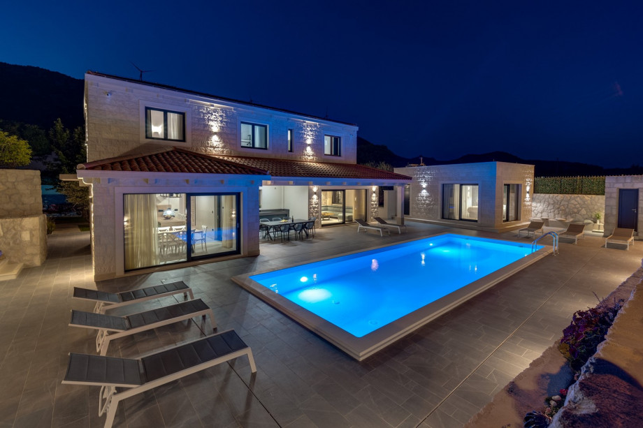 NEW! Stylish Villa Neven with 44sqm heated private pool, 4 en-suite bedrooms, 2 living and dining areas