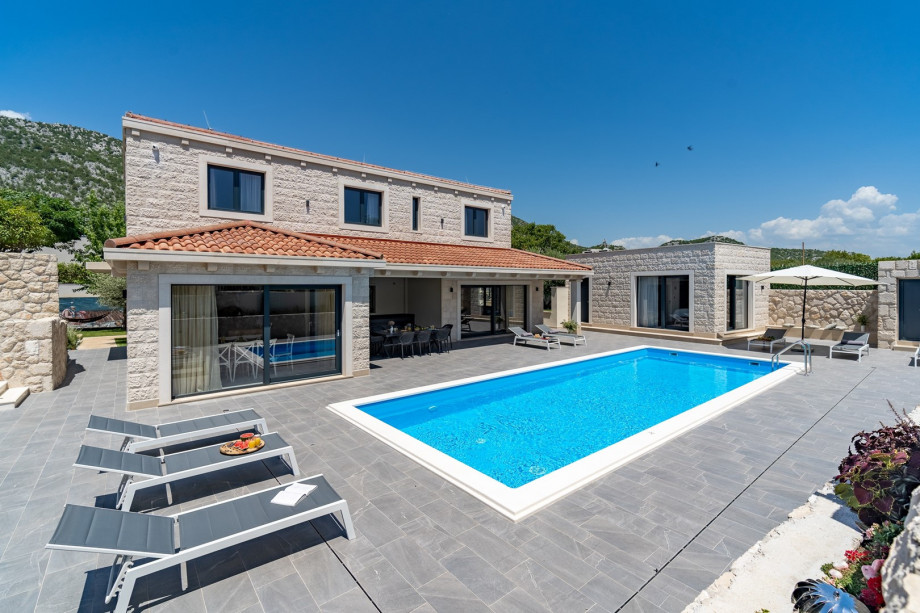 Villa Neven ist ein makelloses traditionelles und modernes Anwesen, das einen beheizten 44 m2 großen privaten Pool mit Geysir und chlorfreiem System bietet