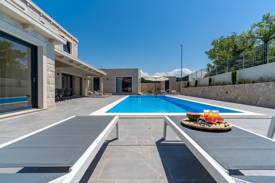 Private and heated swimming pool 11mx 4m with no-Chlorine system and a geyser