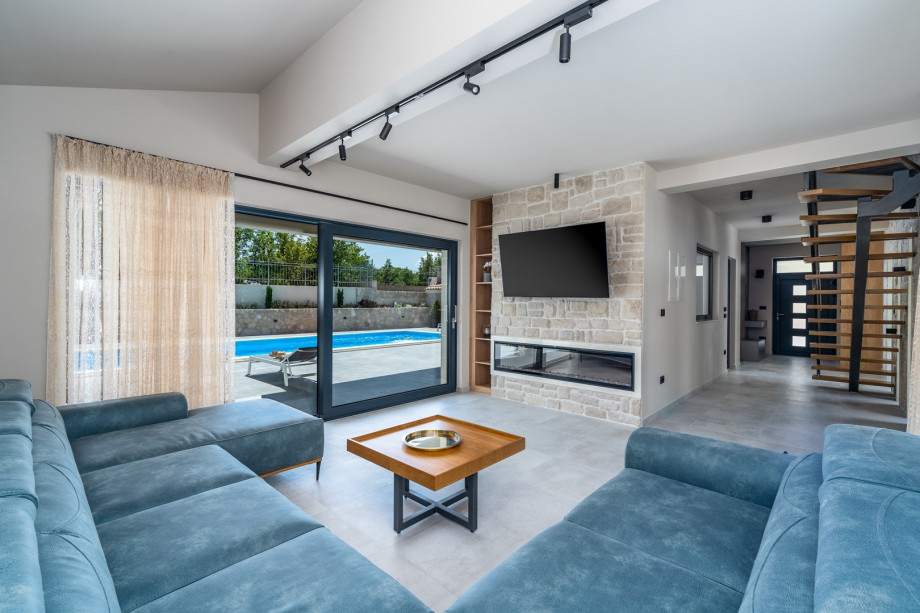 The ground floor offers a living room with a very comfortable sofa, a TV, air-condition, a Play station 4, free WiFi