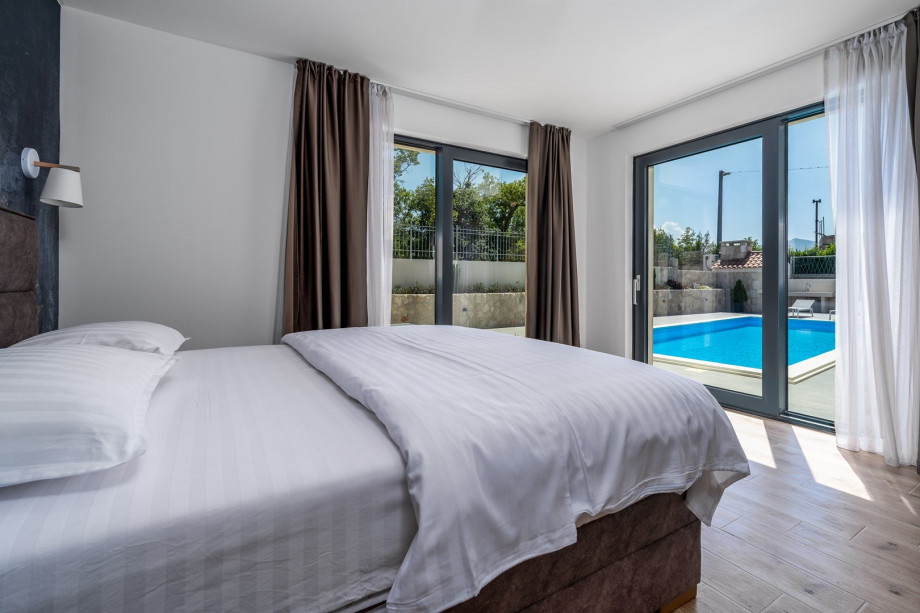 The ground floor offers a living room with a very comfortable sofa, a TV, air-condition, a Play station 4, free WiFi