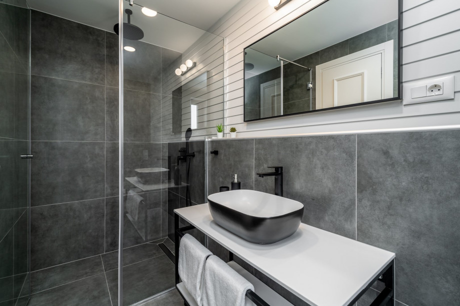 En-suite bathroom with a shower