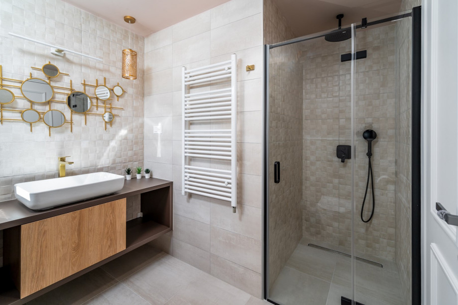 En-suite bathroom with a shower