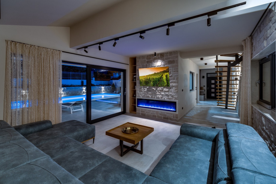 The ground floor offers a living room with a very comfortable sofa, a TV, air-condition, a Play station 4, free WiFi