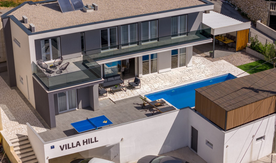 Villa Hill liegt oberhalb der Küstenstraße in Duće und bietet 4 Parkplätze auf dem Privatgrundstück