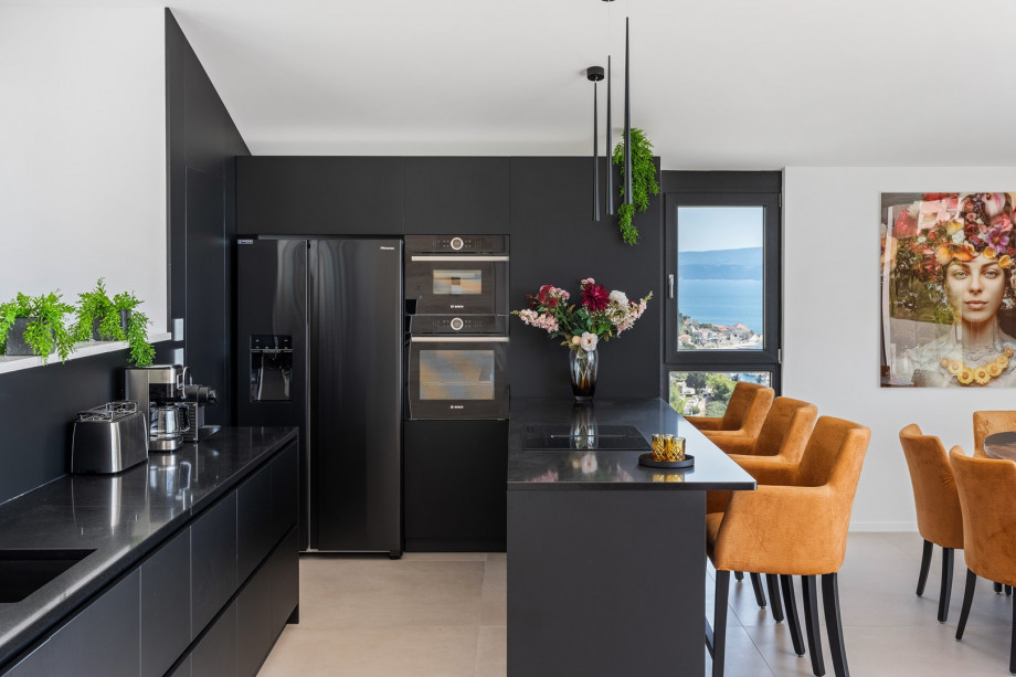 A fully equipped kitchen with all the appliances you need for a comfortable stay