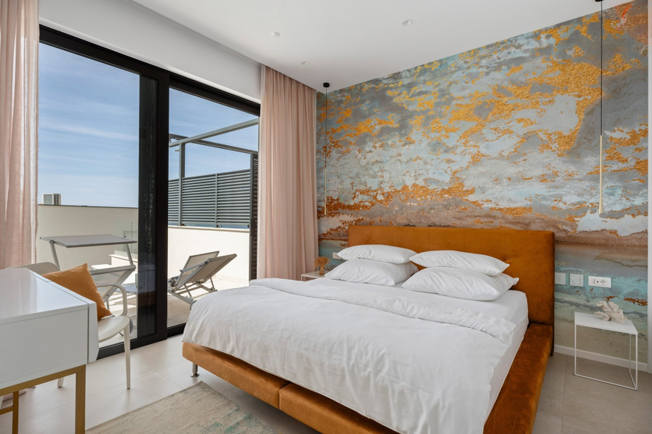 Bedroom NO2 with a 180 x 200 king size bed, TV, air-conditioning