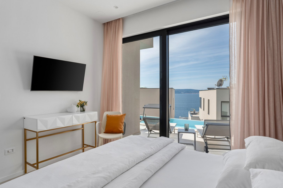 Bedroom NO2 with king size bed, direct access to the pool area