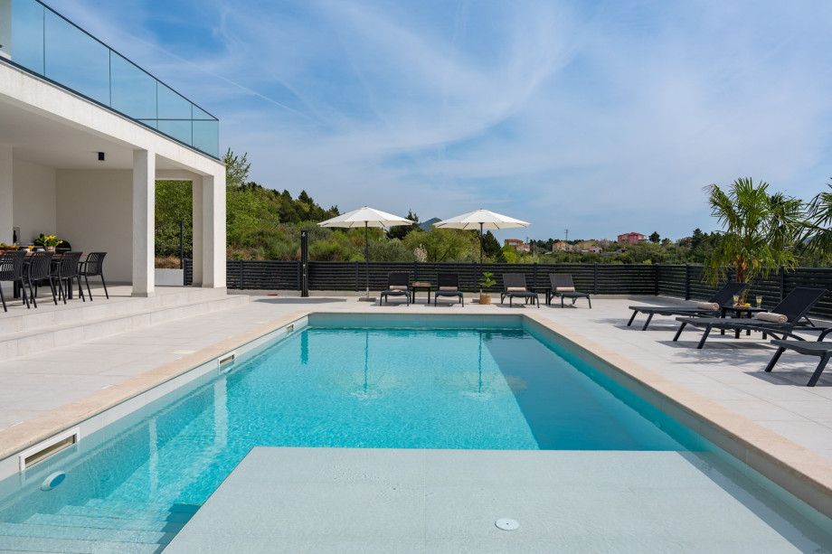 a shallow part of the pool for your little ones