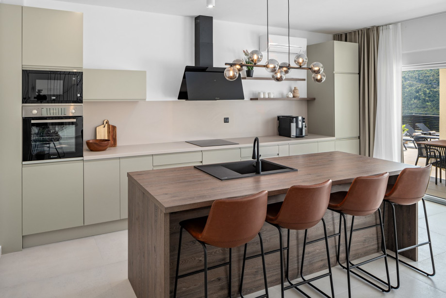 exquisitely designed open-plan, fully equipped kitchen