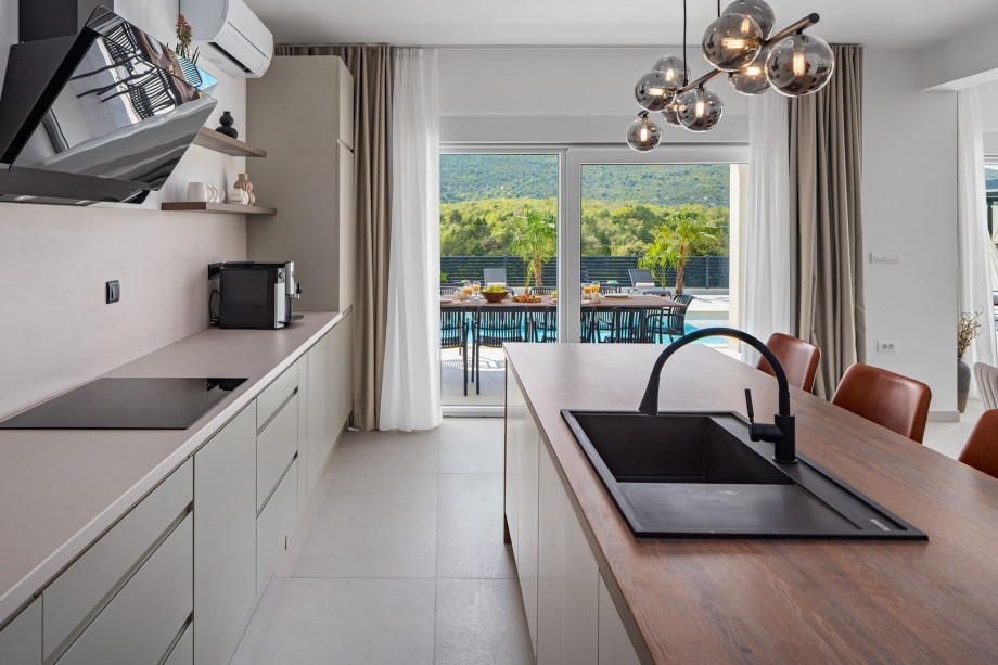 exquisitely designed open-plan, fully equipped kitchen