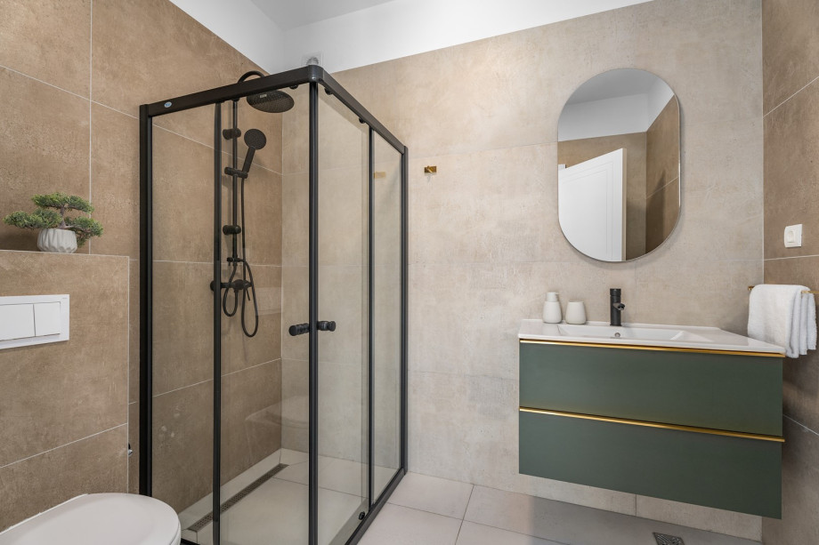 en-suite bathroom with a shower