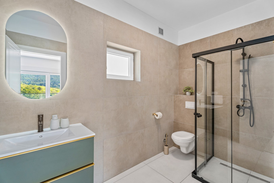 en-suite bathroom with a shower