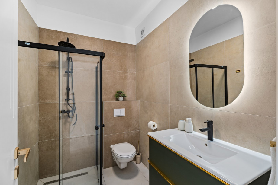 en-suite bathroom with a shower