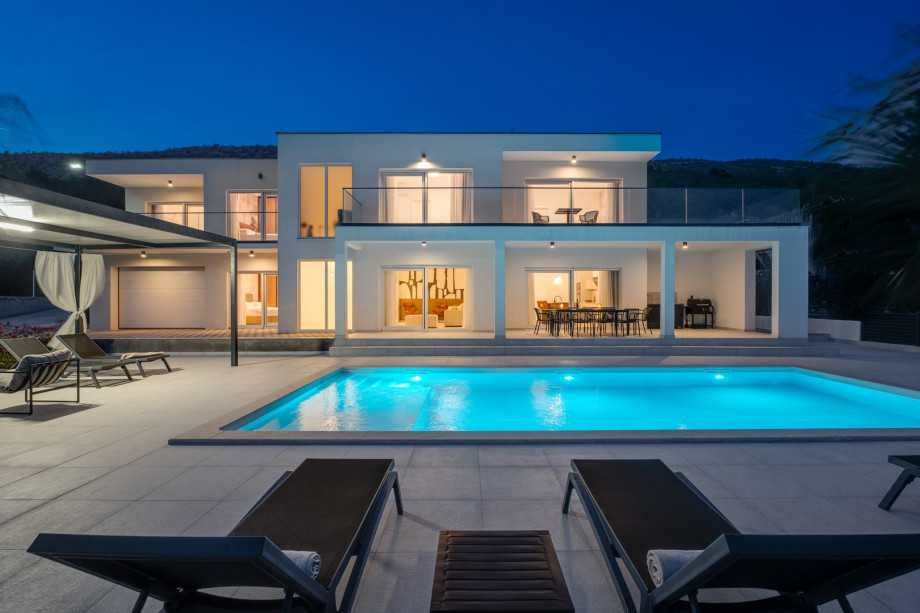 night view of the villa and the pool area