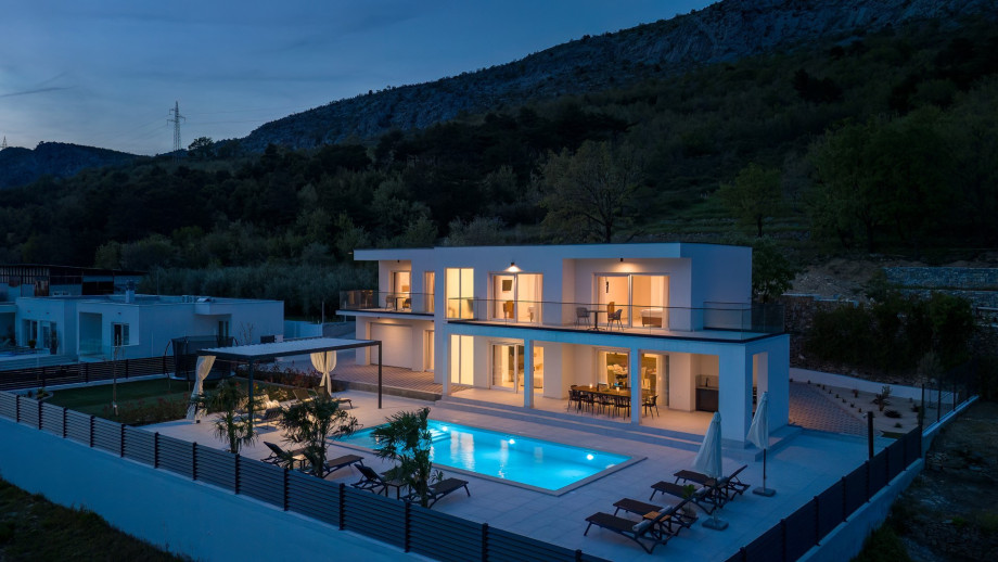 night view of the villa and the pool area