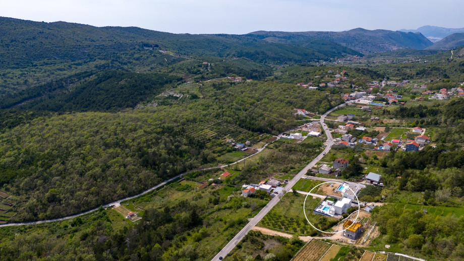 the location of the villa and the surrounding area