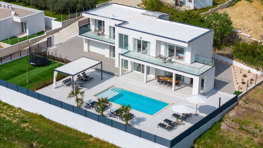 Villa Carmen with 5 en-suite bedrooms, 48 sqm pool, 8km from sea