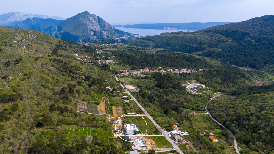 the location of the villa and the surrounding area