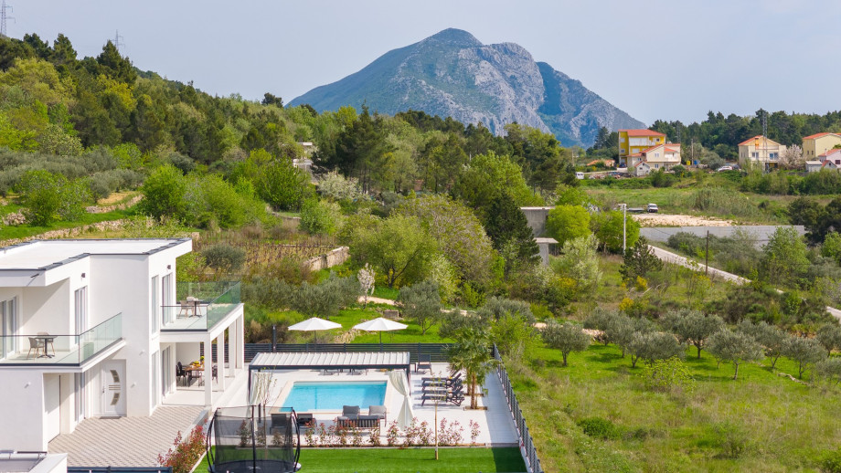 the location of the villa and the surrounding area