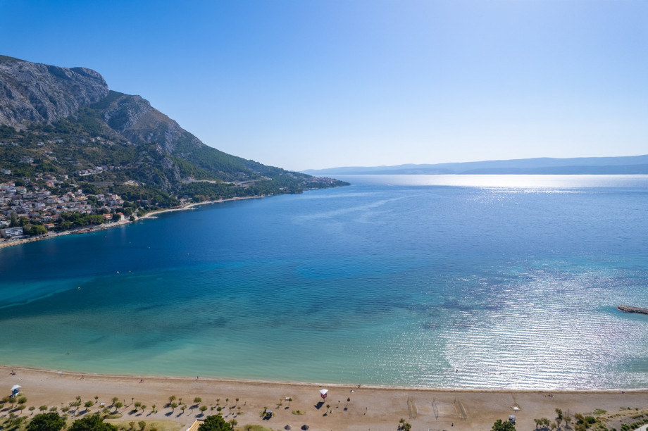 Sandy beaches with a nice restaurant on the sea, 7km away from the villa