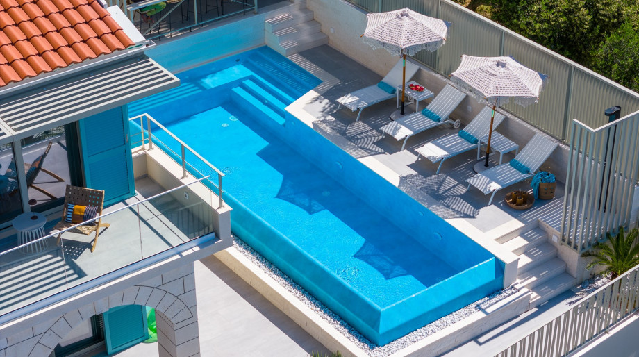Es verfügt über einen privaten und beheizten 27 m2 großen Pool mit Hydromassage