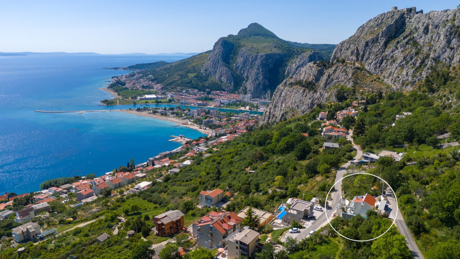 The villa boasts stunning vistas of the sea, Omiš sandy beach, the nearby islands, and the historic Fortica fortress above