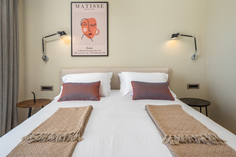 A queen-size bed measuring 160cm x 200cm