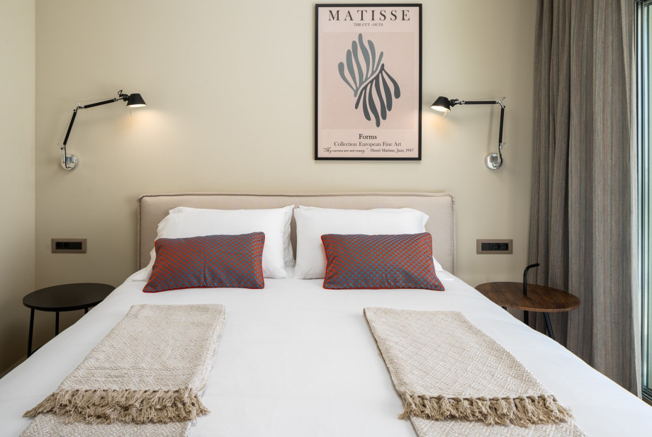 Includes a queen-size bed measuring 160cm x 200cm