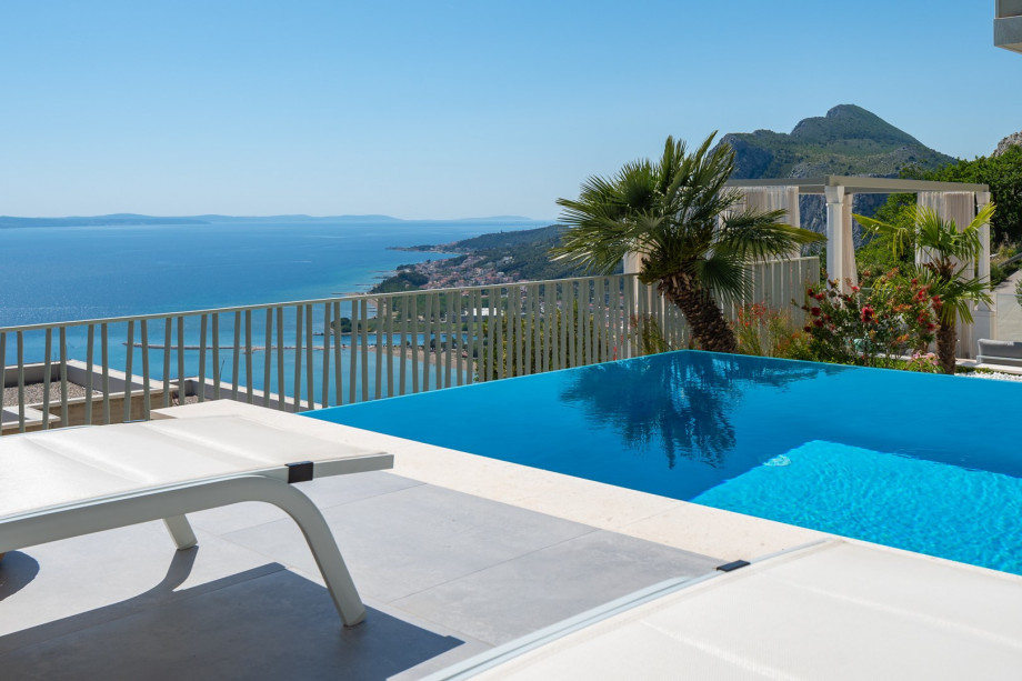 A secluded and heated infinity pool measuring 9m x 3m with hydrotherapy jets