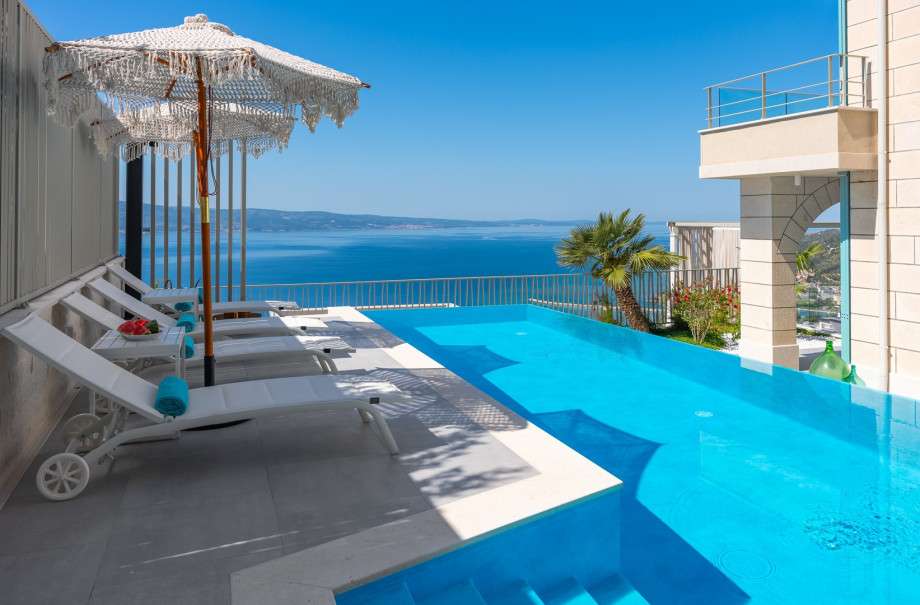 This unique and stylish 3-bedroom villa Casa GÈNIoffers breathtaking sea views