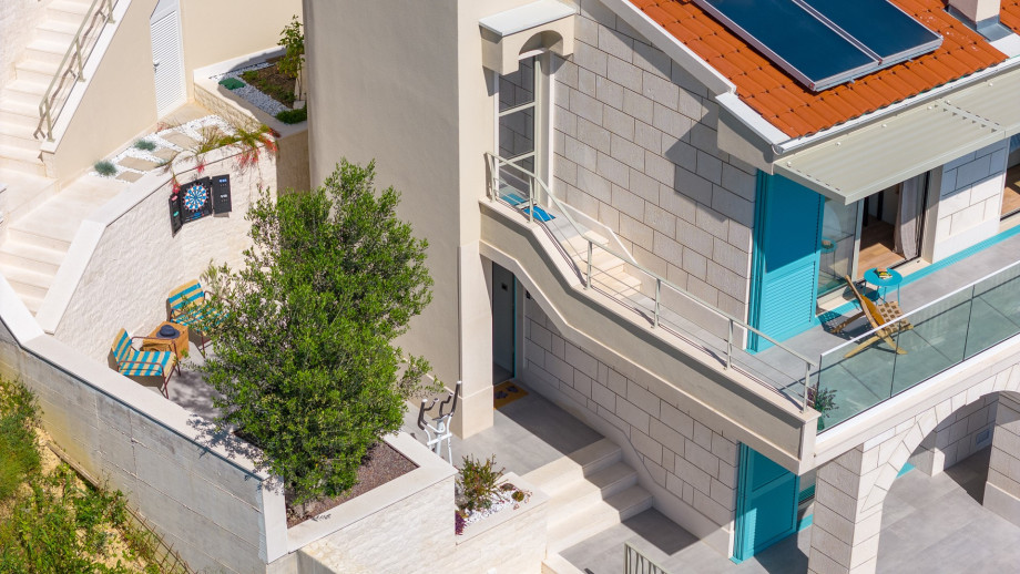 Boasting a prime location near Omiš and the Cetina River (3km), as well as Split (24km), this villa is perfectly situated for exploration and sightseeing