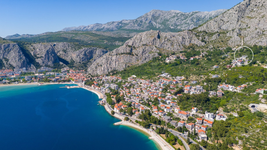 Casa GÈNI is situated on a 411 sqm secluded piece of land, offering 121sqm of interior