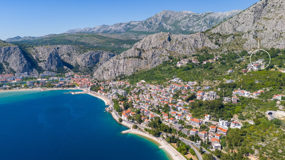 Casa GÈNI is situated on a 411 sqm secluded piece of land, offering 121sqm of interior