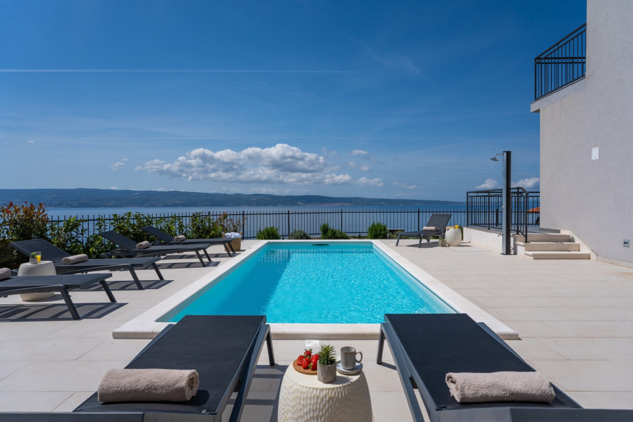 Meerblick-Villa ELZA mit beheiztem Pool, Sommerküche, Fitnessraum und Meerblick