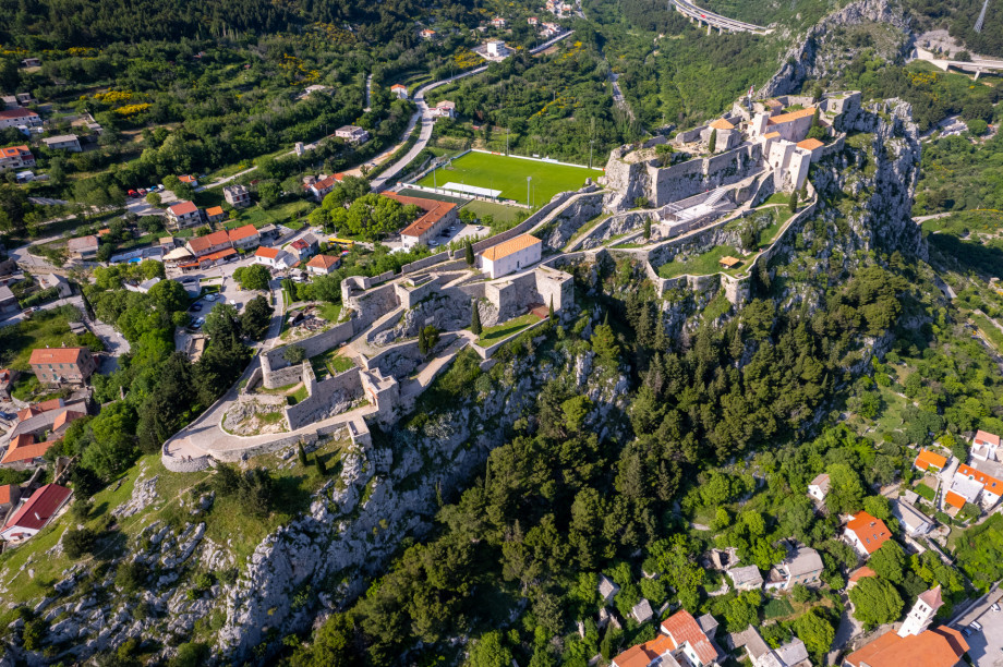Villen mit Tennisplätzen in Dalmatien