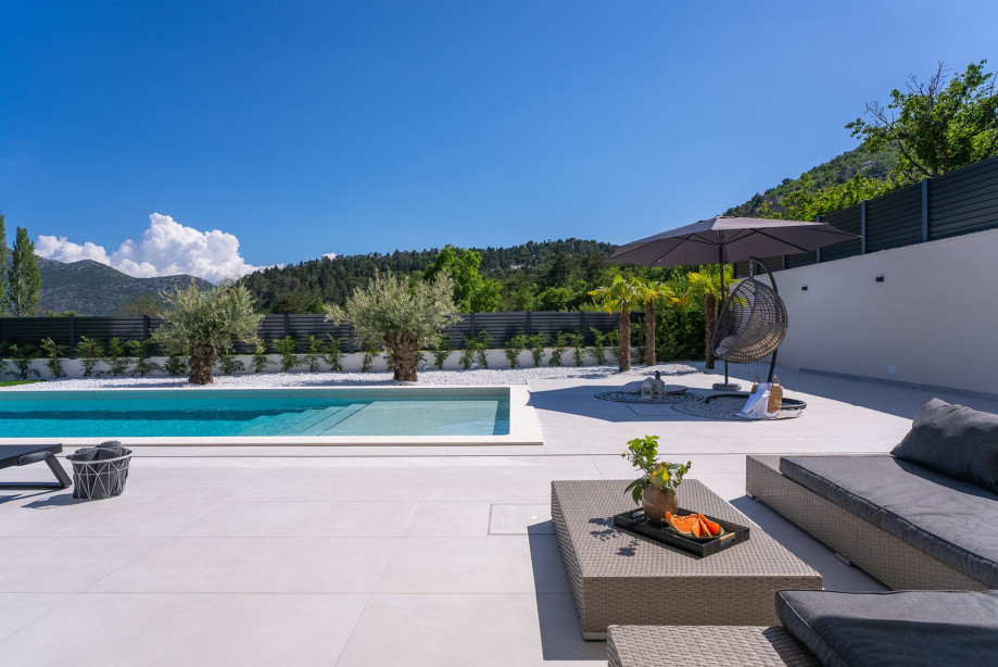 A 40 square meter heated swimming pool and a sun deck with six cozy deck chairs
