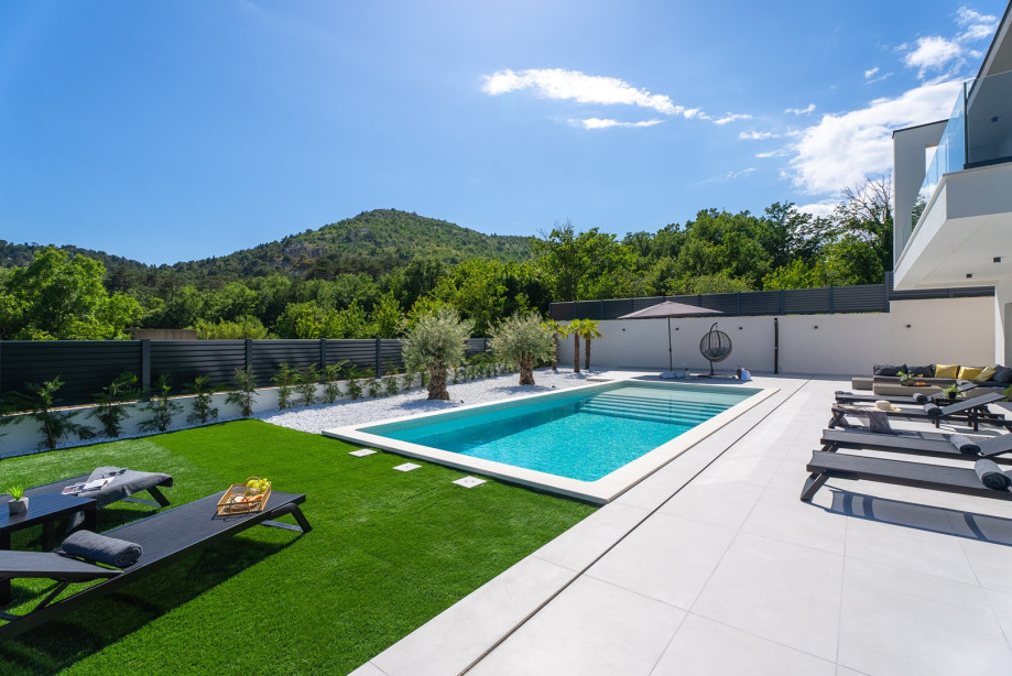 A 40 square meter heated swimming pool and a sun deck with six cozy deck chairs