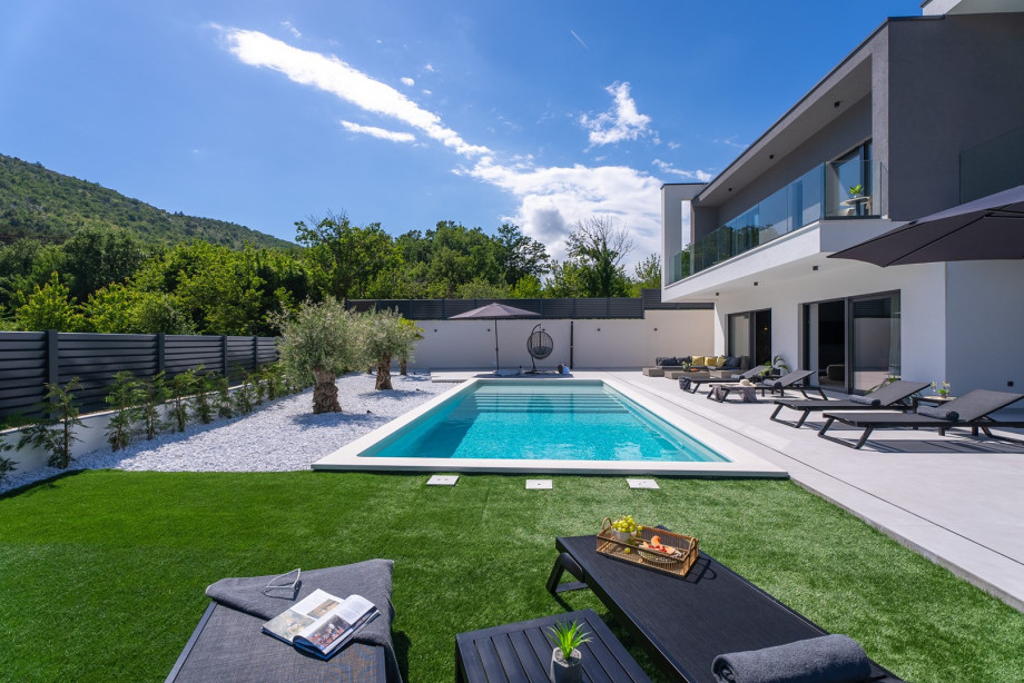 A 40 square meter heated swimming pool and a sun deck with six cozy deck chairs