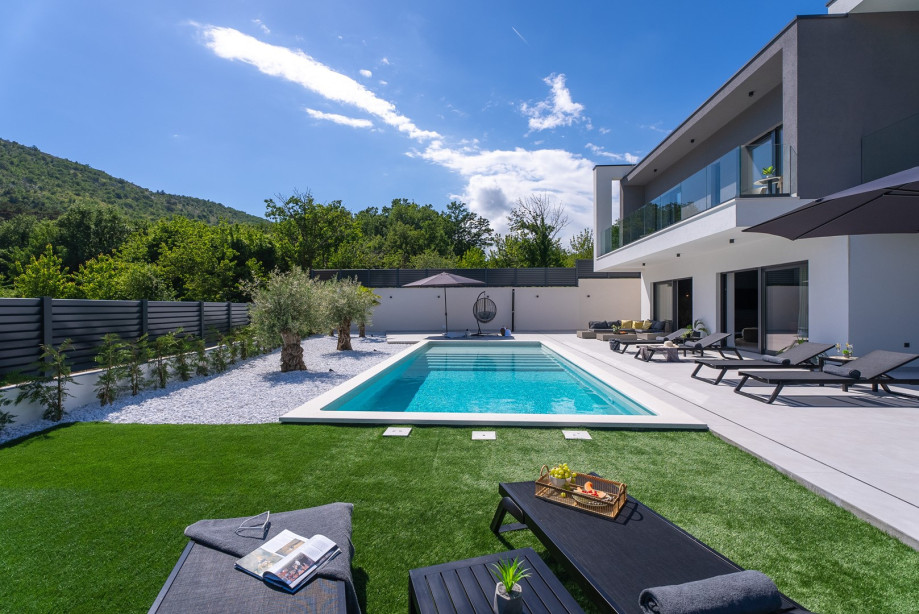 A 40 square meter heated swimming pool and a sun deck with six cozy deck chairs