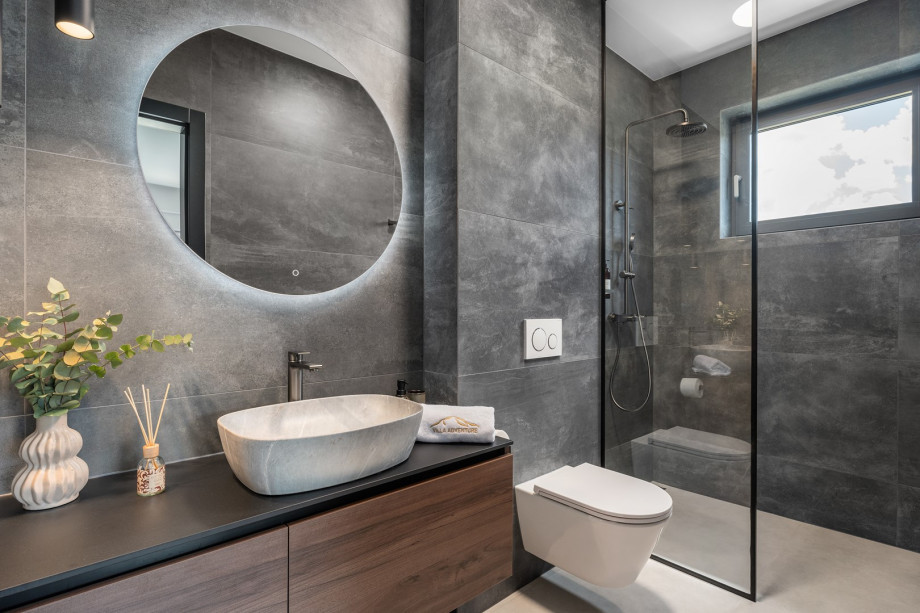 en suite bathroom with a shower