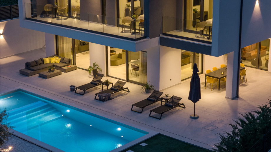 A 40 square meter heated swimming pool and a sun deck with six cozy deck chairs