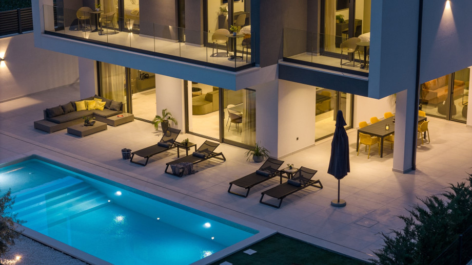 A 40 square meter heated swimming pool and a sun deck with six cozy deck chairs