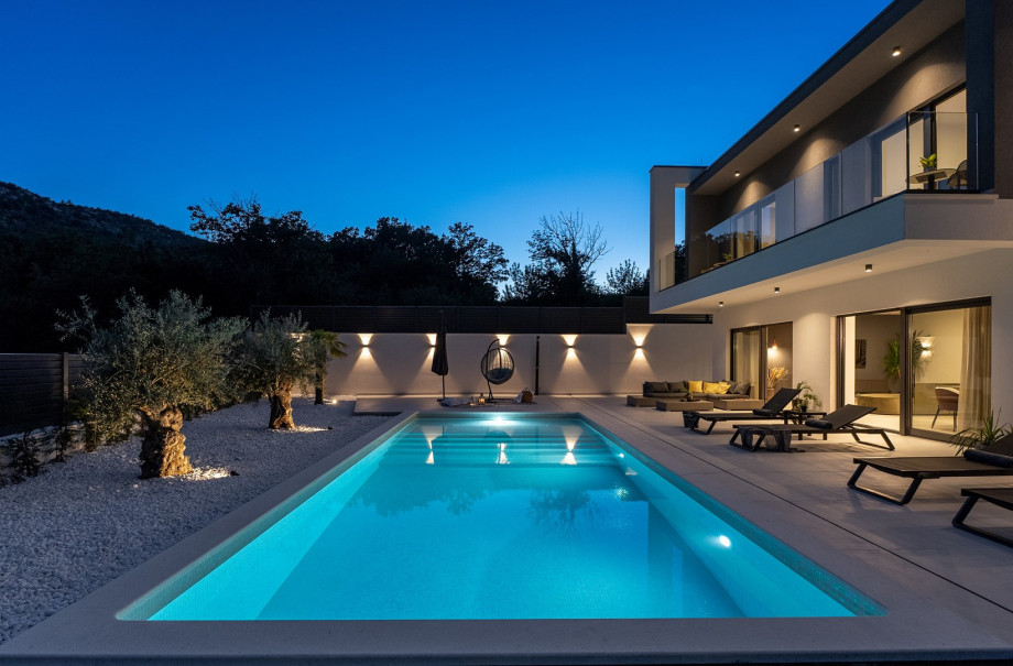 A 40 square meter heated swimming pool and a sun deck with six cozy deck chairs